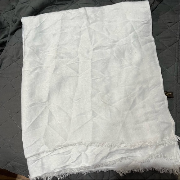 Louis Vuitton scarf - Picture 8 of 9